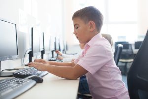 コンピューターを操作する子供