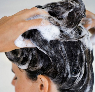 髪を洗っている女性